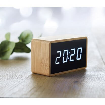 Horloge Et Réveil LED En Bambou MIRI En Situation