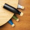 Bouteille Isotherme En Acier Inoxydable Et Bambou OUBA Les 4 Sur Fond