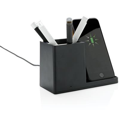 Chargeur 10W Avec Pot à Crayon En Bambou Certifié Et Plastique Recyclé ONTA Noir Avec Téléphone En Charge
