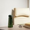 Bouteille En PET Recyclé 575ml ERIE LIGHT Verte Dans Ambiance Bureau Bouteille En PET Recyclé 575ml ERIE LIGHT Verte Dans Ambiance Bureau