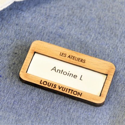 Badge Nominatif En Bois De Hêtre Massif Certifié NOMINABADGE Sur Jeans