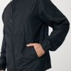 Coupe Vent Mixte En Polyester Recyclé 70g LOGAN Noir Main Dans La Poche Coupe Vent Mixte En Polyester Recyclé 70g LOGAN Noir Main Dans La Poche