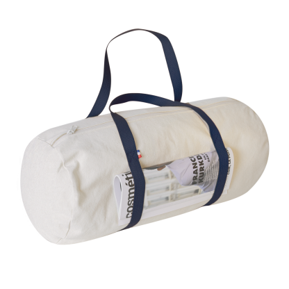 Sac Polochon En Coton Recyclé 250g 50x23cm LÉON Bleu Marine Avec Catalogue Dans Les Anses Sur Le Devant Du Sac