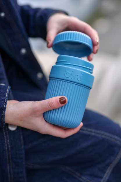 Mug Réutilisable Et Nomade Bio Sourcé 350ml BINI MUG Bleu Ouvert