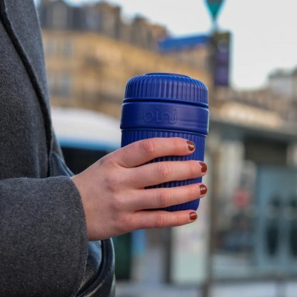 Mug Réutilisable Et Nomade Bio Sourcé 350ml BINI MUG Prise En Main Nuit.webp