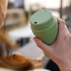 Mug Réutilisable Et Nomade Bio Sourcé 350ml BINI MUG Prise En Main Olive.png