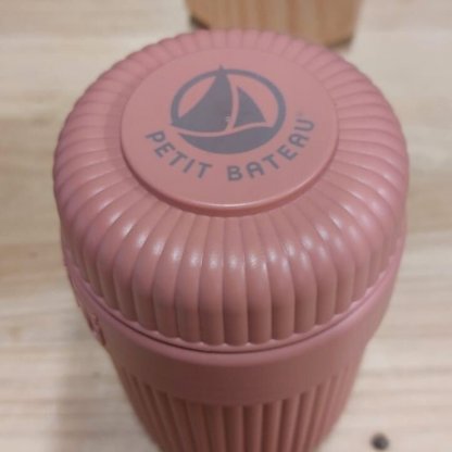 Mug Réutilisable Et Nomade Bio Sourcé 350ml BINI MUG Sur Le Dessus Du Couvercle Blush